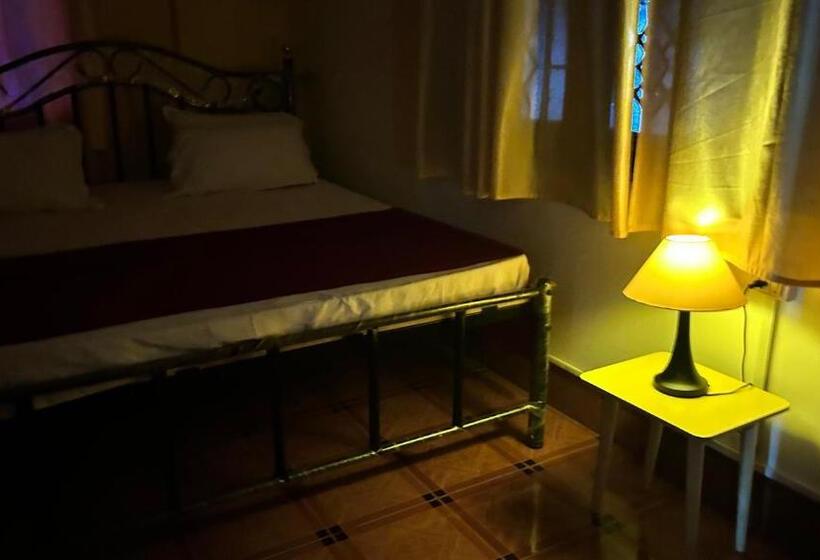 פנסיון Muffys Guest House