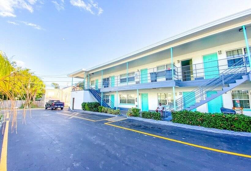 فندق على الطريق Uptown Inn & Suites