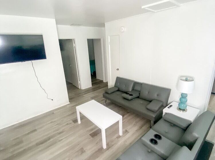 فندق على الطريق Uptown Inn & Suites