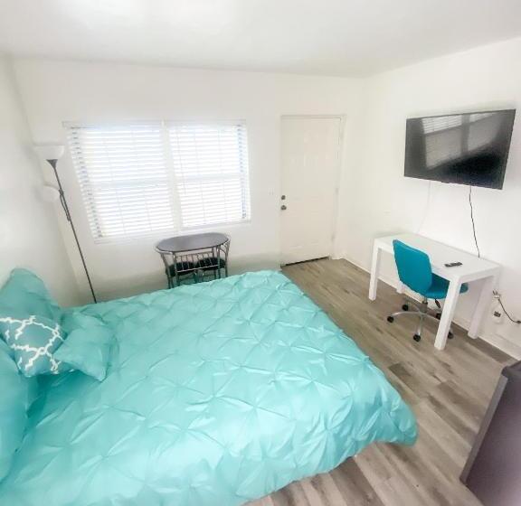 فندق على الطريق Uptown Inn & Suites