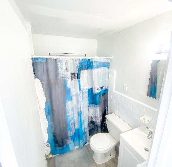 فندق على الطريق Uptown Inn & Suites