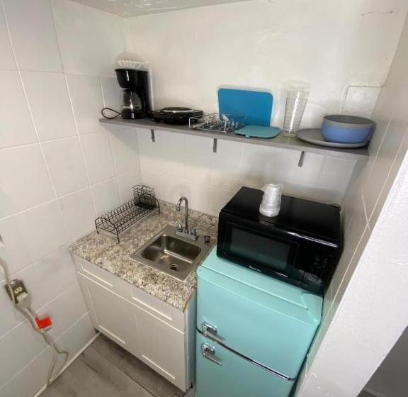 فندق على الطريق Uptown Inn & Suites