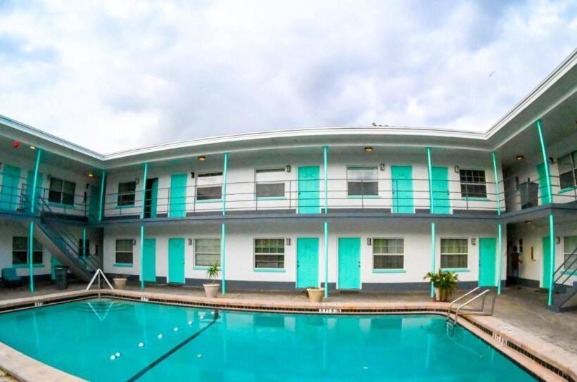 فندق على الطريق Uptown Inn & Suites