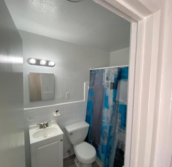 فندق على الطريق Uptown Inn & Suites