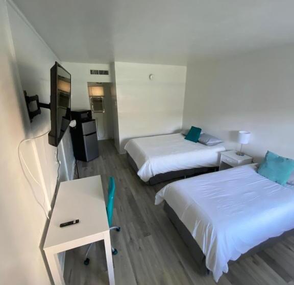 فندق على الطريق Uptown Inn & Suites