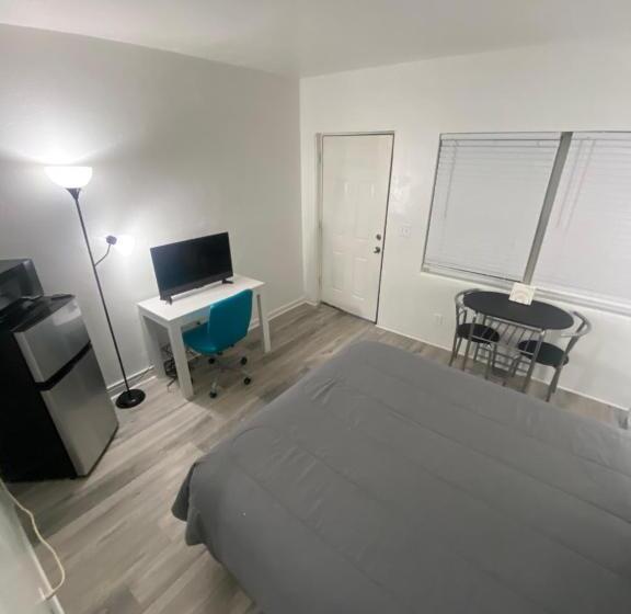 فندق على الطريق Uptown Inn & Suites