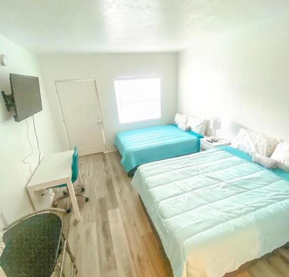 فندق على الطريق Uptown Inn & Suites