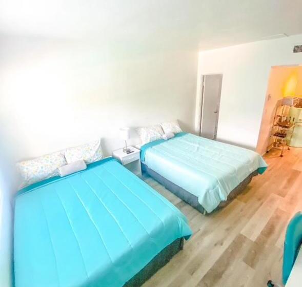 فندق على الطريق Uptown Inn & Suites