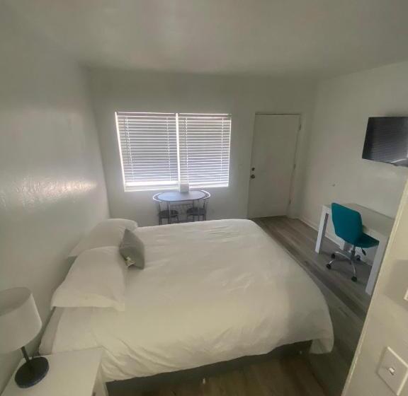 فندق على الطريق Uptown Inn & Suites