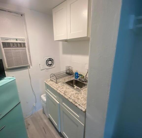 فندق على الطريق Uptown Inn & Suites