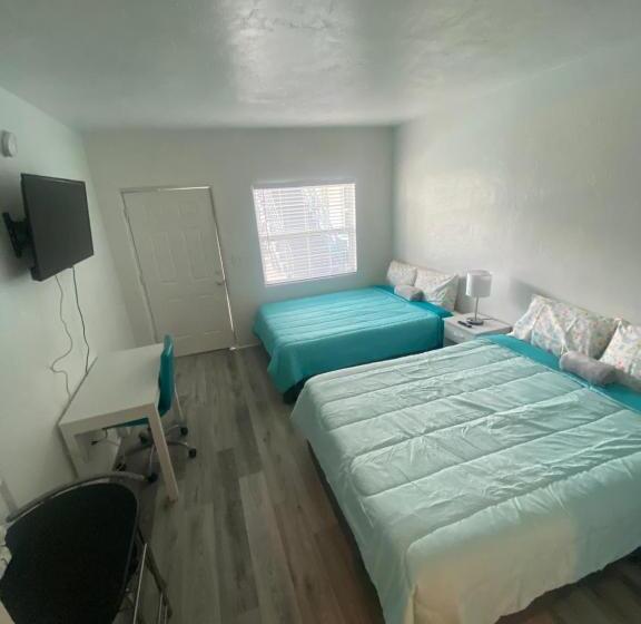 فندق على الطريق Uptown Inn & Suites