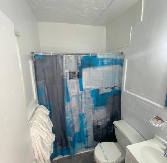 فندق على الطريق Uptown Inn & Suites