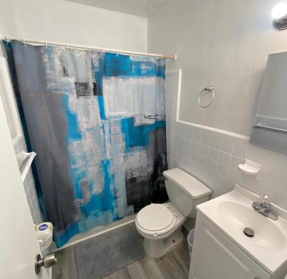 فندق على الطريق Uptown Inn & Suites