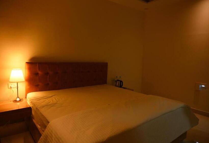 בית מלון כפרי Hibiscus Tree  Bachupally