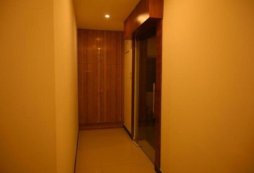 בית מלון כפרי Hibiscus Tree  Bachupally