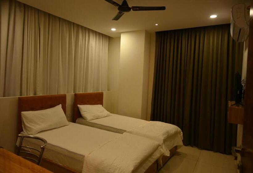 בית מלון כפרי Hibiscus Tree  Bachupally