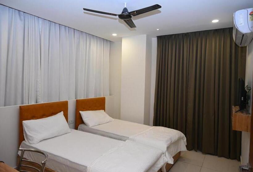 בית מלון כפרי Hibiscus Tree  Bachupally