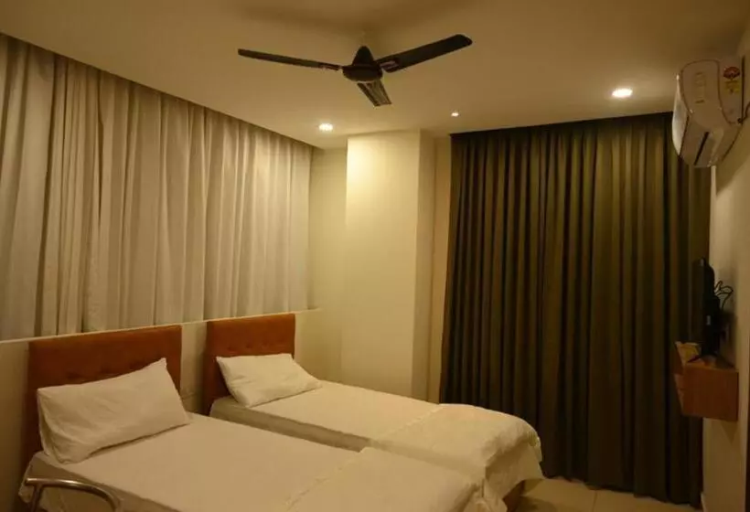 ホテル Hibiscus Tree  Bachupally