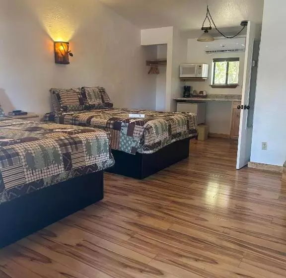 Nine Pines Motel