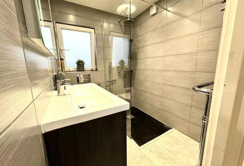 膳宿费 Modern Double Room With Fire Tv