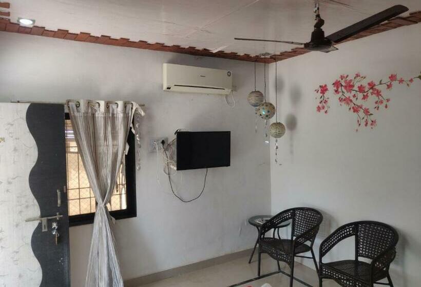 住宿加早餐  Six Seasons Shrivardhan