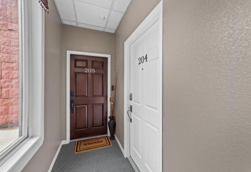 هتل Modern Condo Inside The Historic St Regis