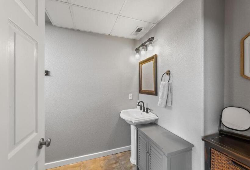 هتل Modern Condo Inside The Historic St Regis