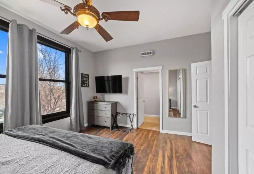 Hotelli Modern Condo Inside The Historic St Regis