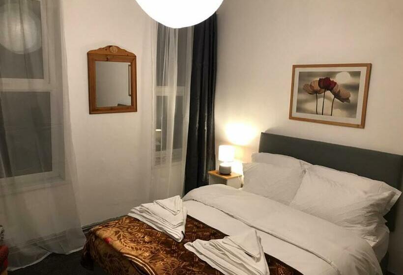 פנסיון The Skipton Villa   The Gold