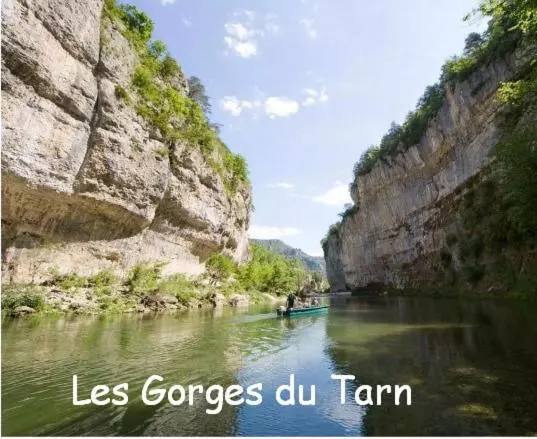 Aamiaismajoitus (B&B) Chambre Au Calme Avec Spa Privatif Gratuit Sud Aveyron Les Palmiers Des Causses