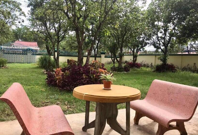 هتل Villa Kampot Cafe