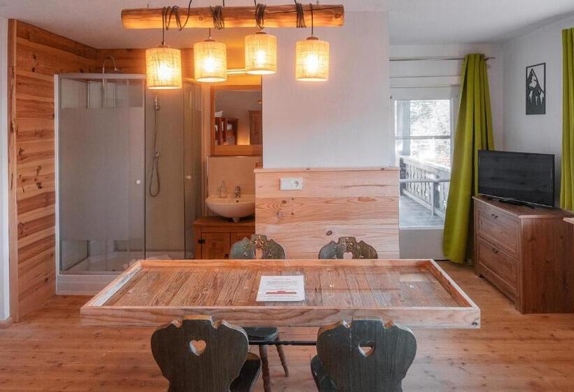 پانسیون Hostel   Ron`s Guesthouse