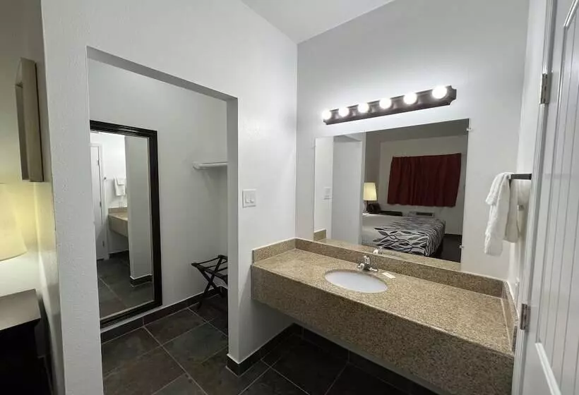 ホテル Bass Inn   Choke Canyon National Park