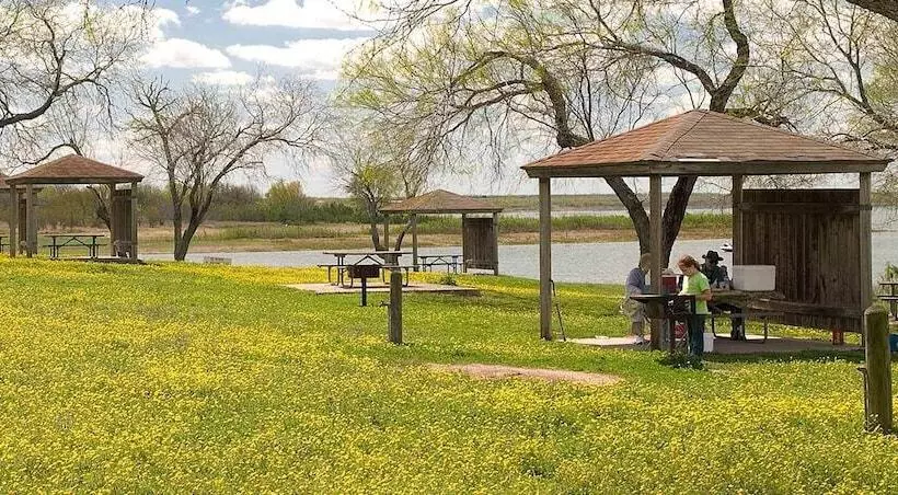 ホテル Bass Inn   Choke Canyon National Park