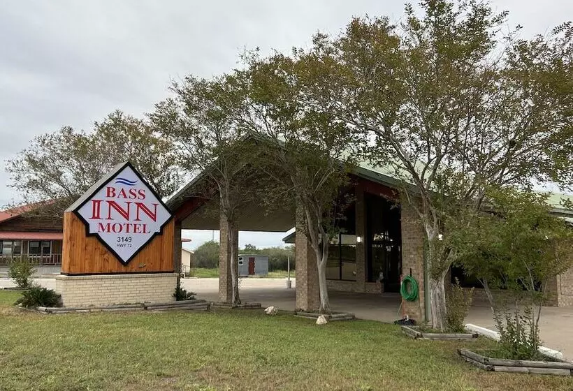 ホテル Bass Inn   Choke Canyon National Park