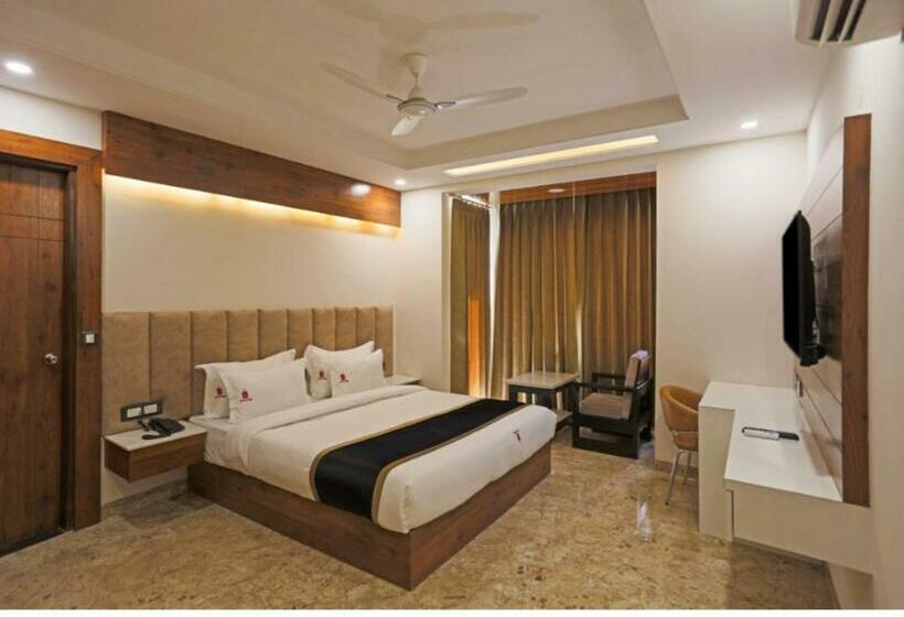 Отель Business Club Near Delhi Airport