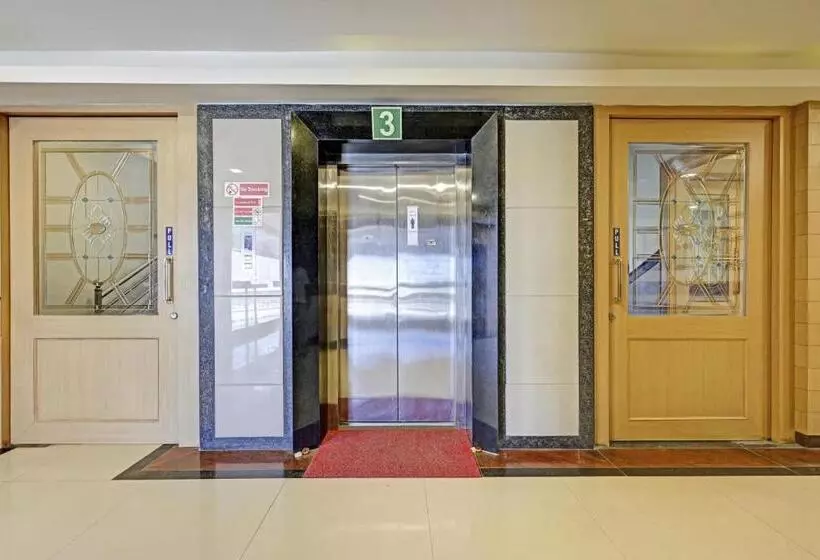 ホテル Collection O Sri Sai Ram Suites