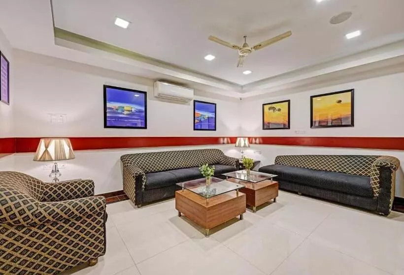 ホテル Collection O Sri Sai Ram Suites