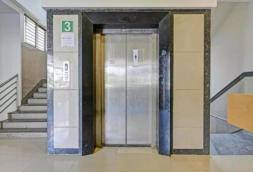ホテル Collection O Sri Sai Ram Suites