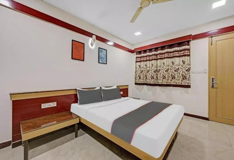 ホテル Collection O Sri Sai Ram Suites