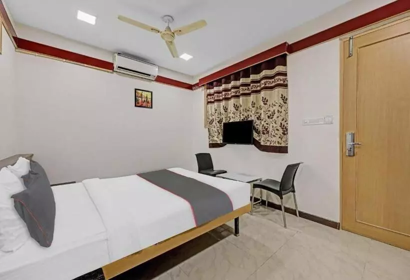 ホテル Collection O Sri Sai Ram Suites