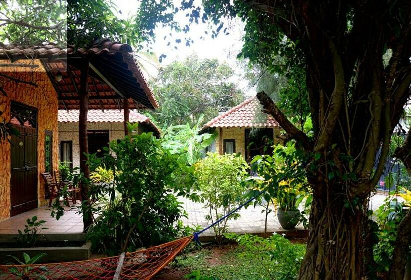 Hotel Maple Leaf Resort