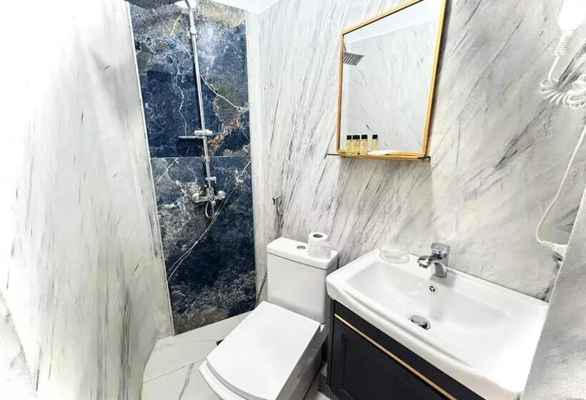 هتل Tirana Square