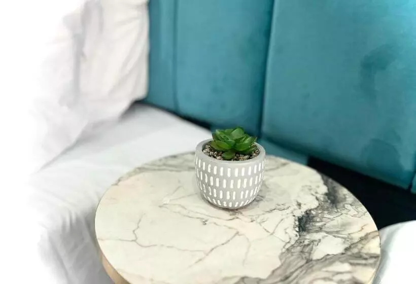 هتل Tirana Square