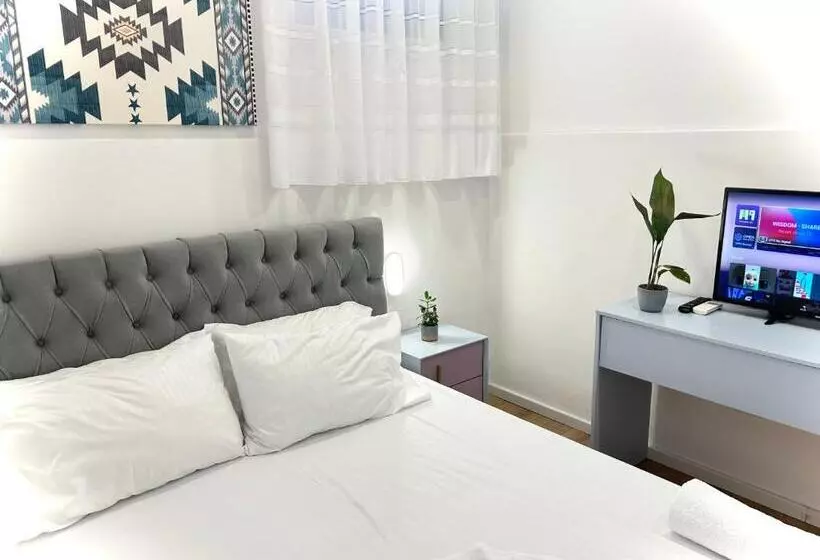 هتل Tirana Square