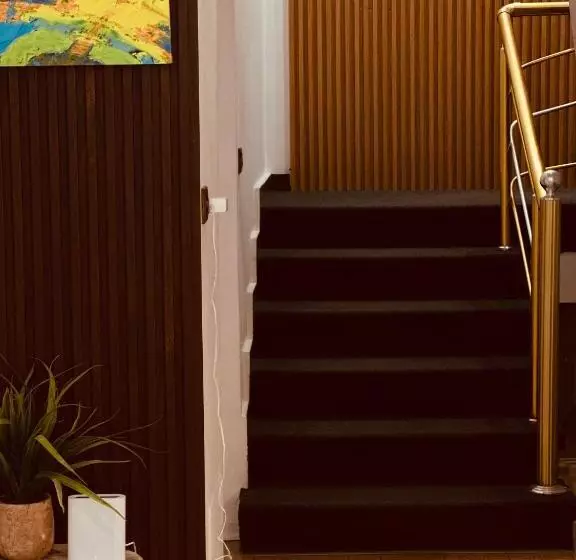 هتل Tirana Square