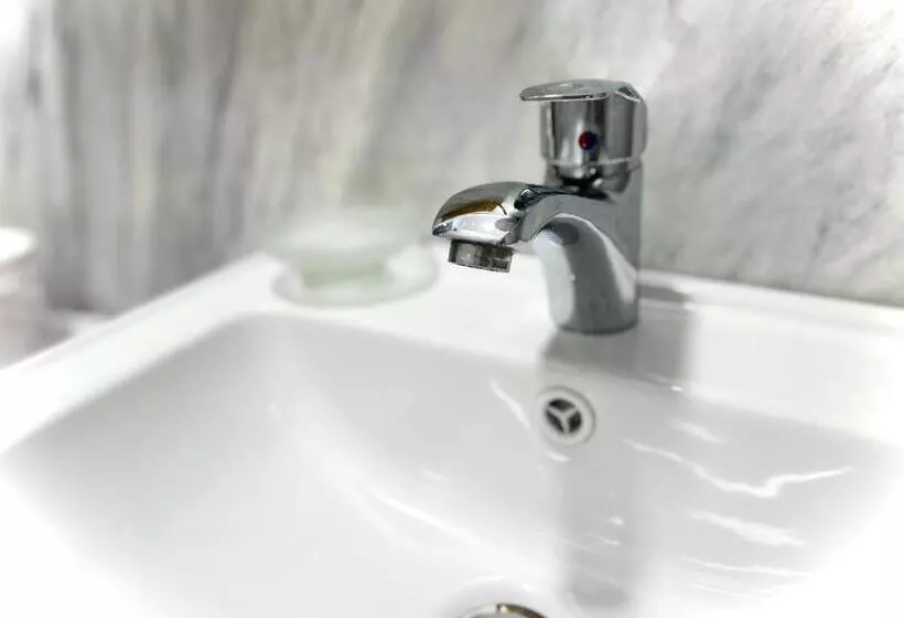 هتل Tirana Square