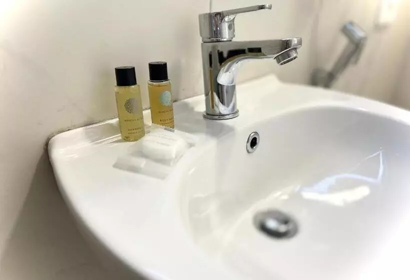 هتل Tirana Square