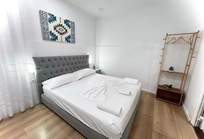 هتل Tirana Square