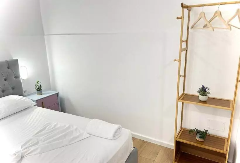 هتل Tirana Square